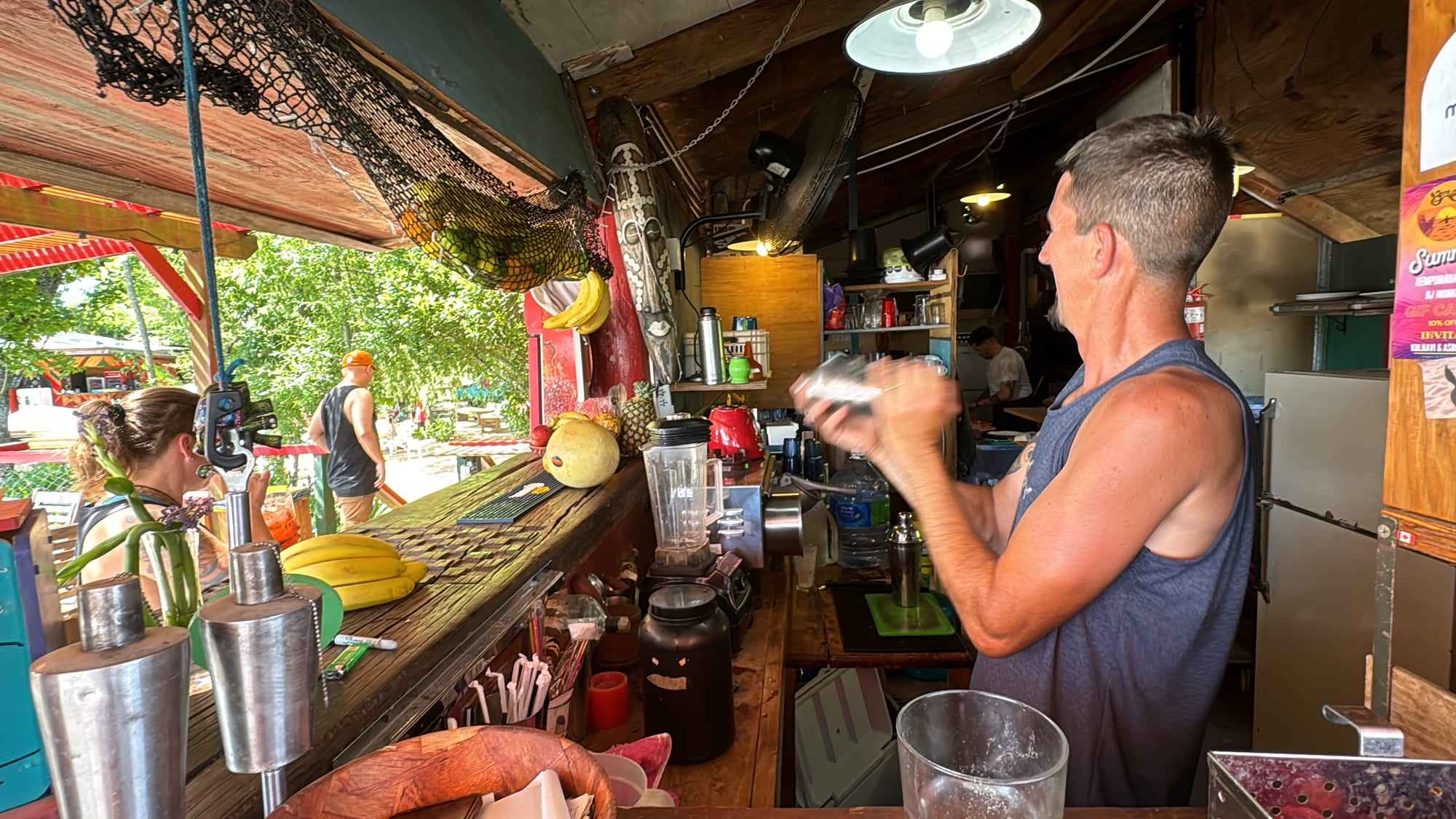 La barra de Bemvelon preparando tragos.