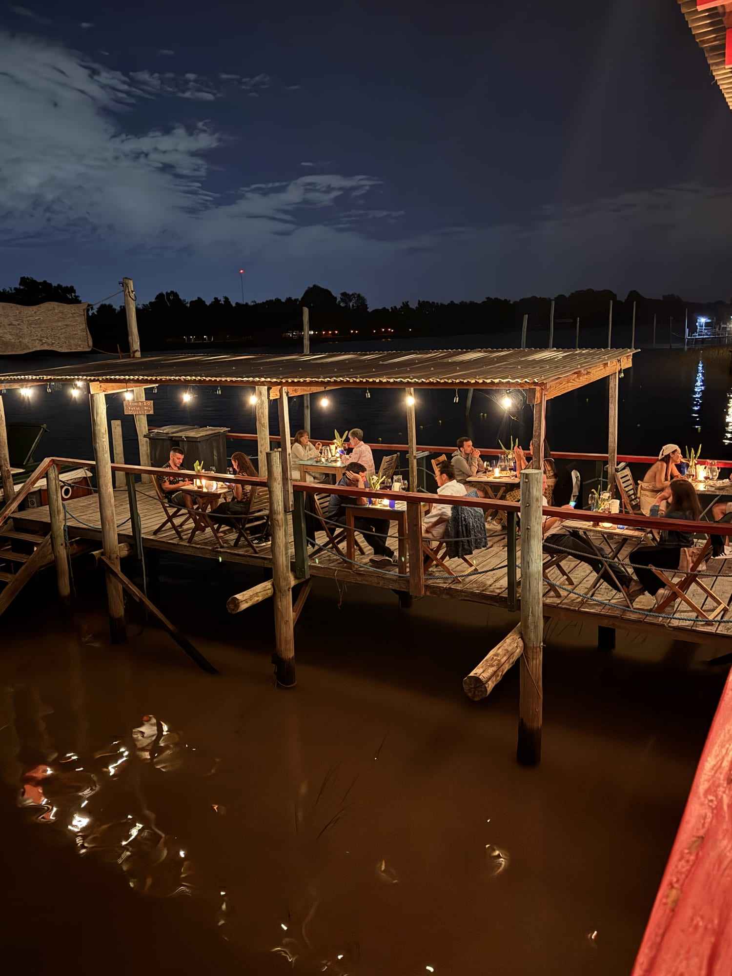 Cena en el muelle de Bemvelon de noche.
