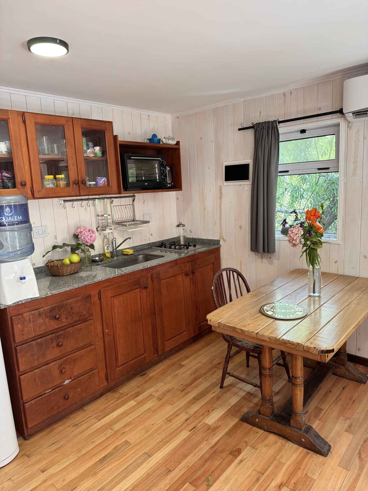 La cocina con mesa de madera.
