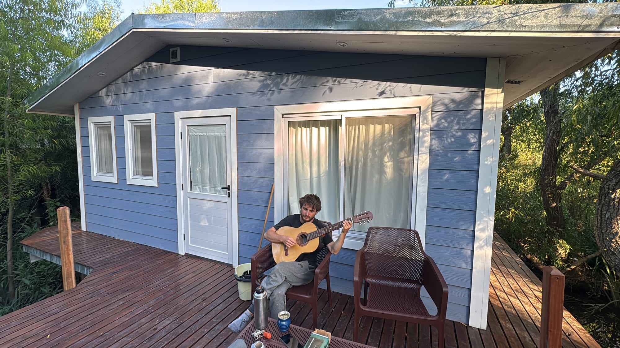Tocando la guitarra en el deck de Guatemala.