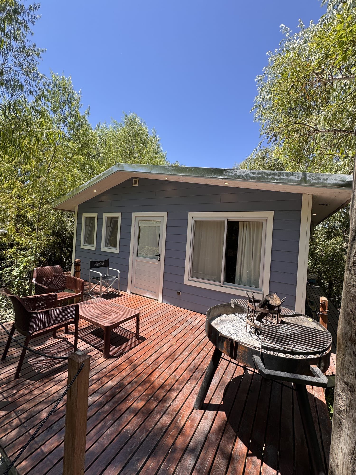 El deck privado de Guatemala, con la cabaña detrás.