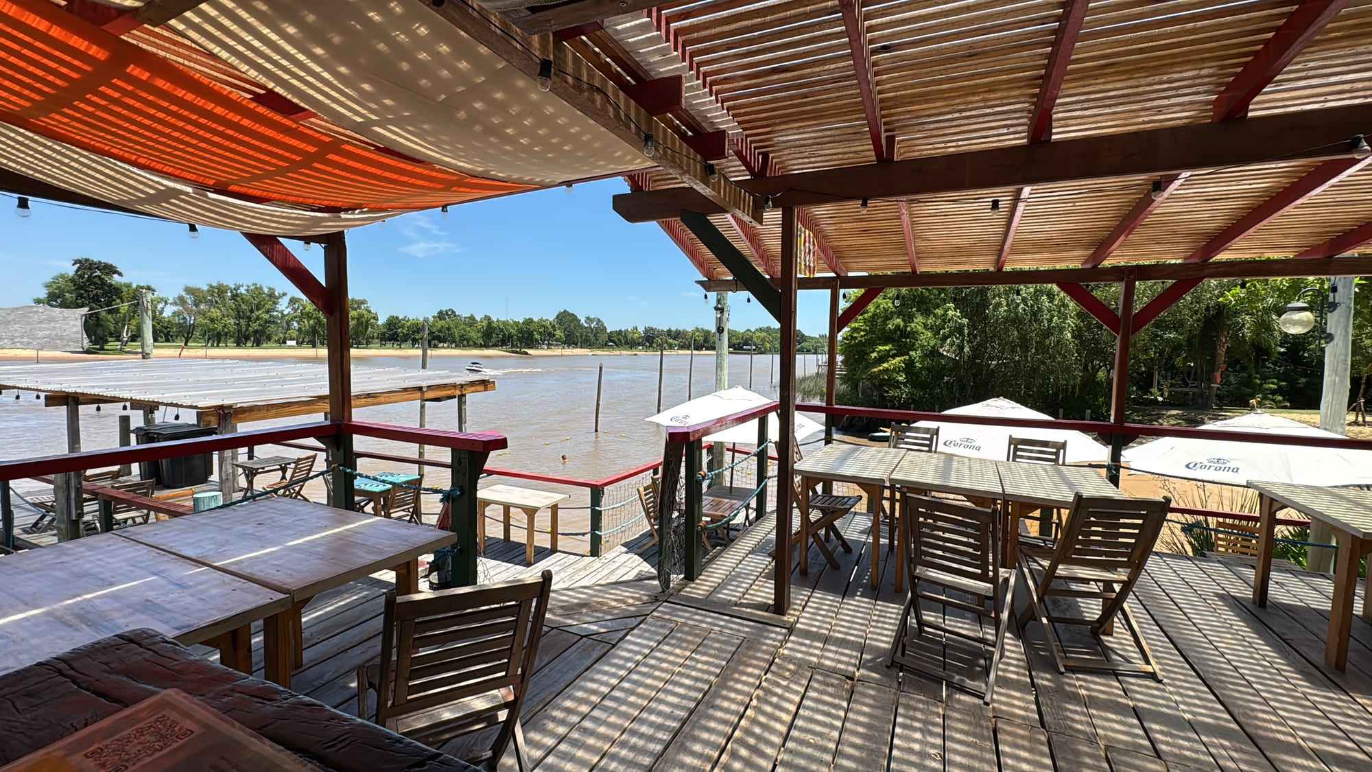 El deck de Bemvelon sobre el río.