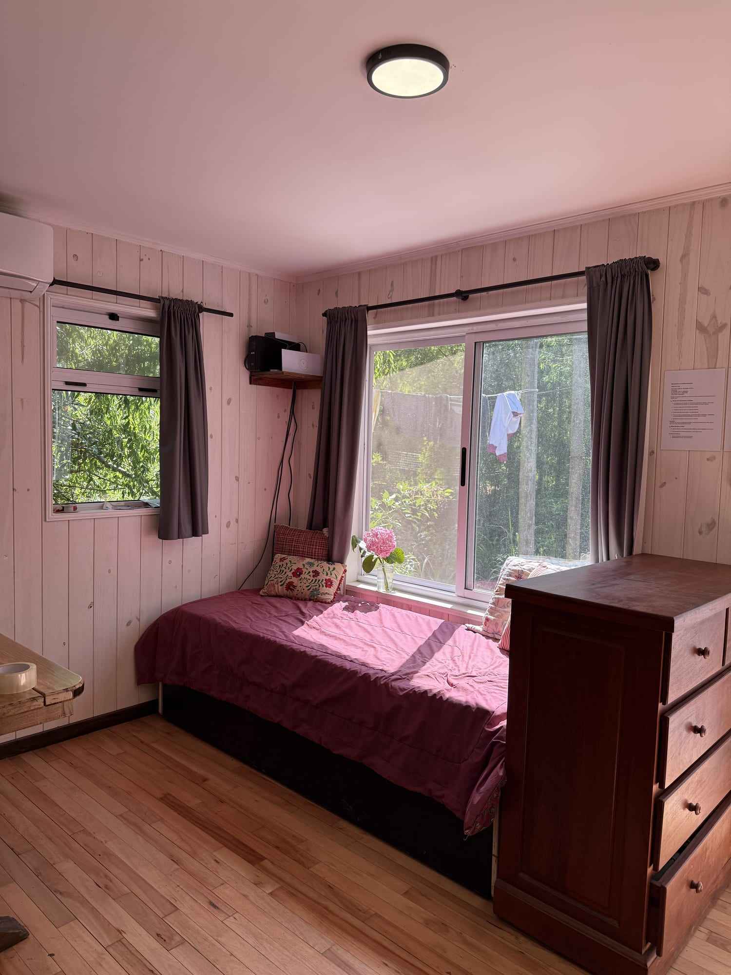 Cama con vista al verde.