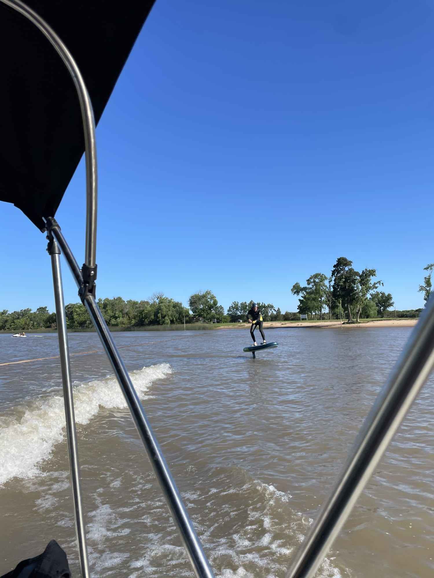 Navegando en e-foil sobre el río.