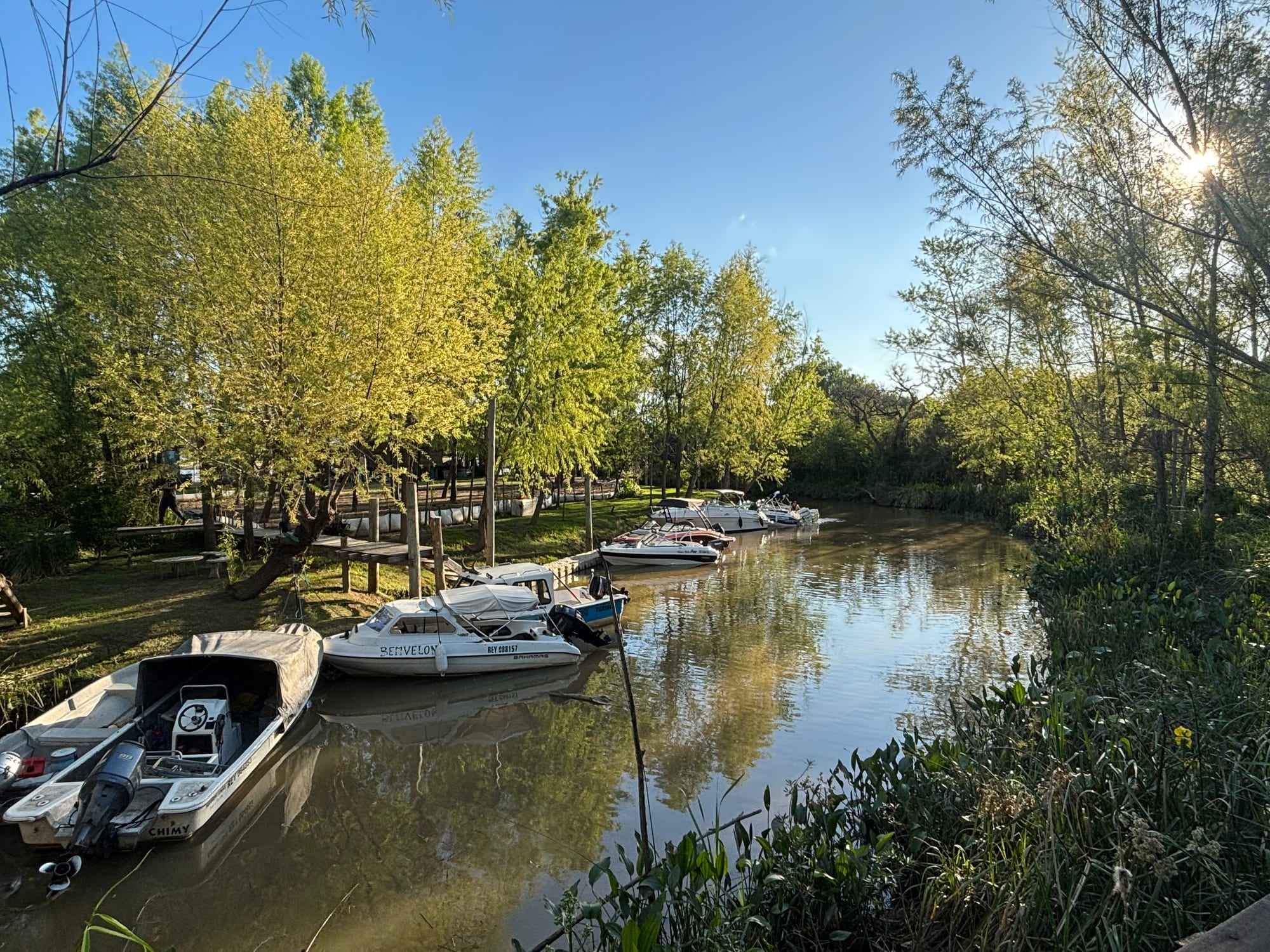 La laguna interna con lanchas amarradas, protegida del oleaje del río.