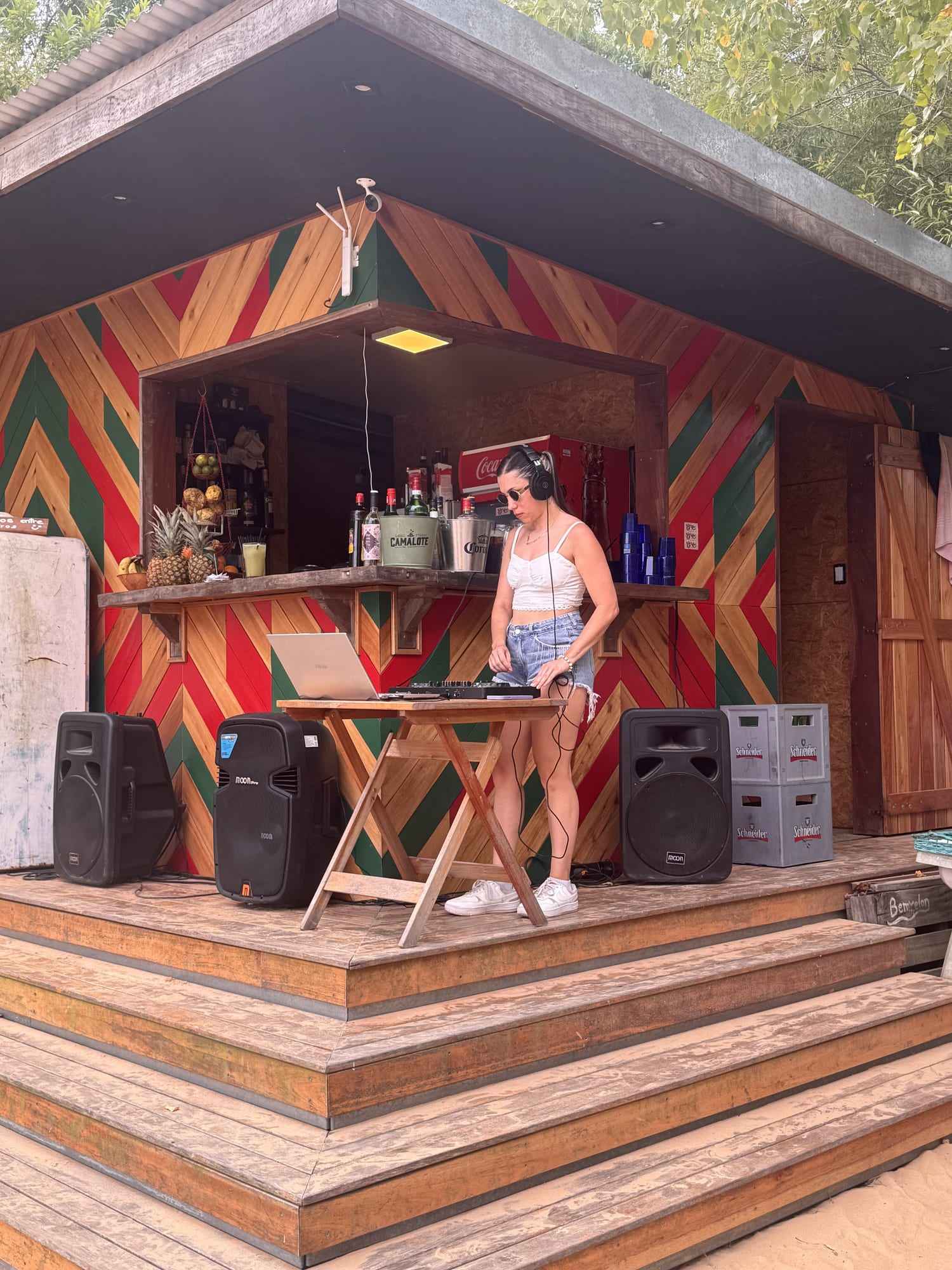 Música en vivo en el escenario de Bemvelon.